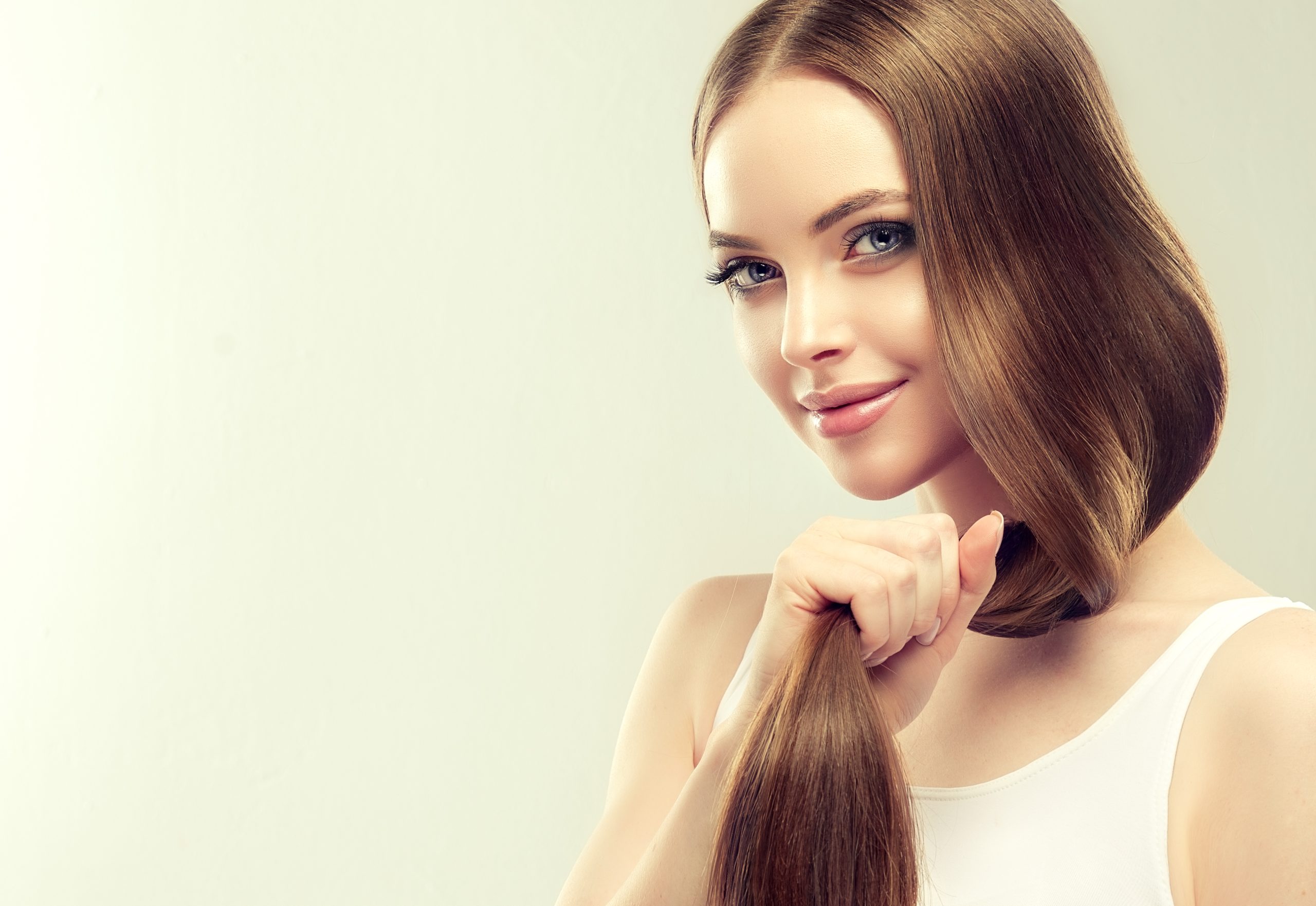 beautiful-model-with-long-dense-straight-hair-vivid-makeup-is-holding-palm-tail-well-groomed-healthy-hair